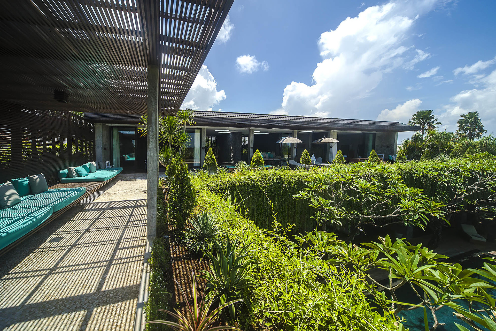 Sonunda Siz ve Aileniz Muhteşem Ekibiyle Lüks Bir Villa Kiralayabilirsiniz, Bali Villa 1028