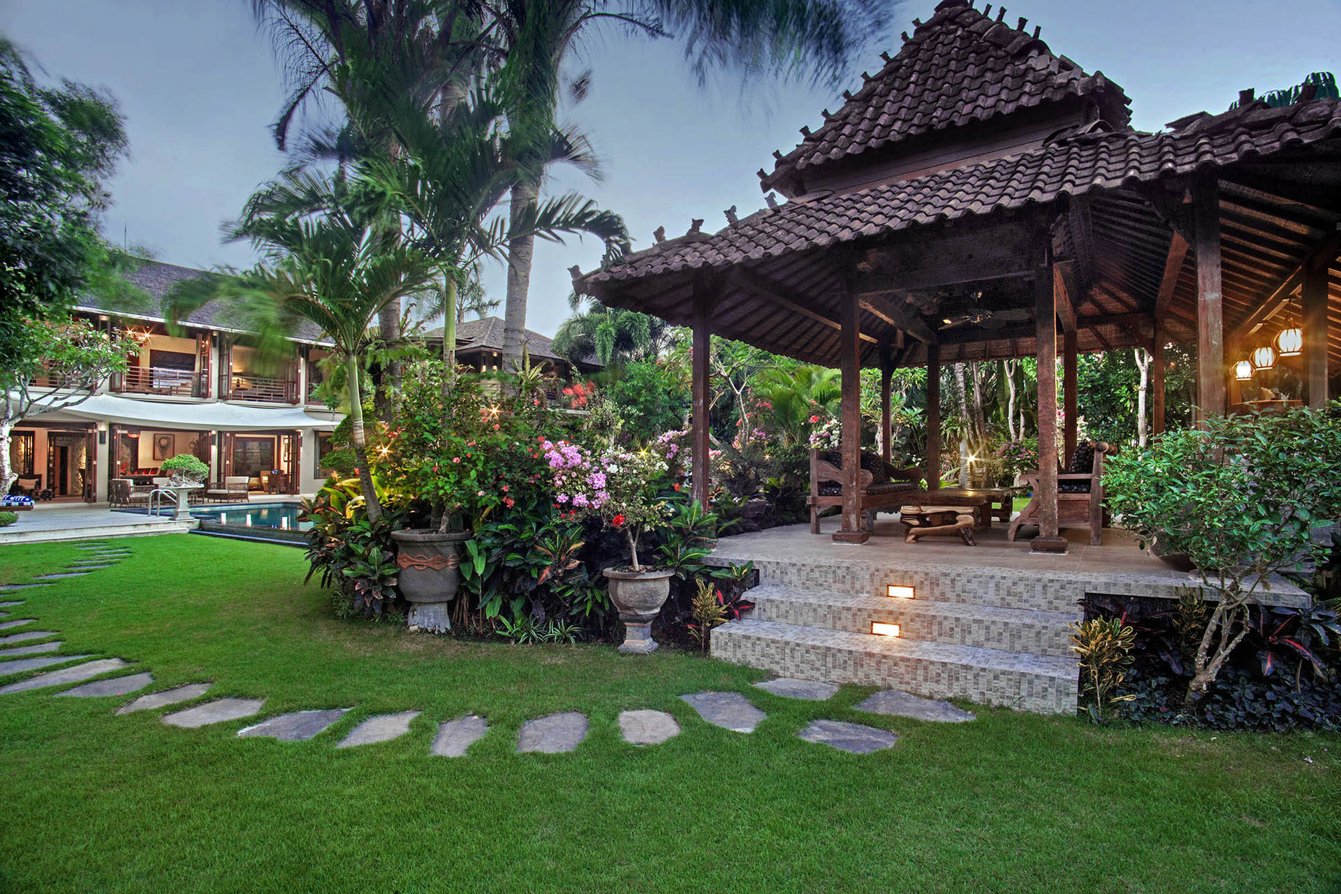 Bali'de Huzurlu Vaha: 4 Yatak Odalı Villa Kaçamağı, 1110