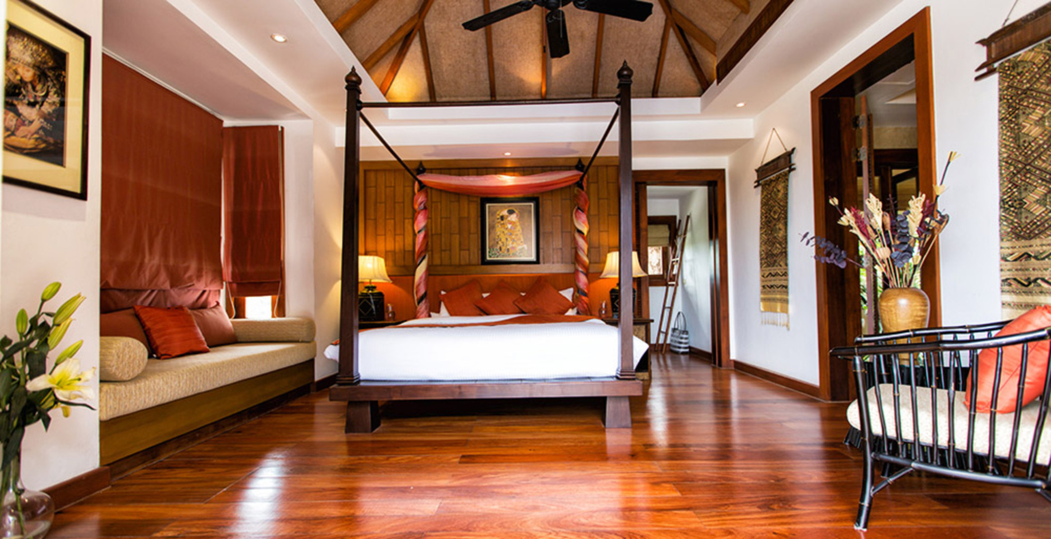 Siz ve Aileniz, bu 4 yatak odalı Lüks Phuket Villa, 1008'de kalarak Rüya gibi bir Tatil geçireceksiniz.