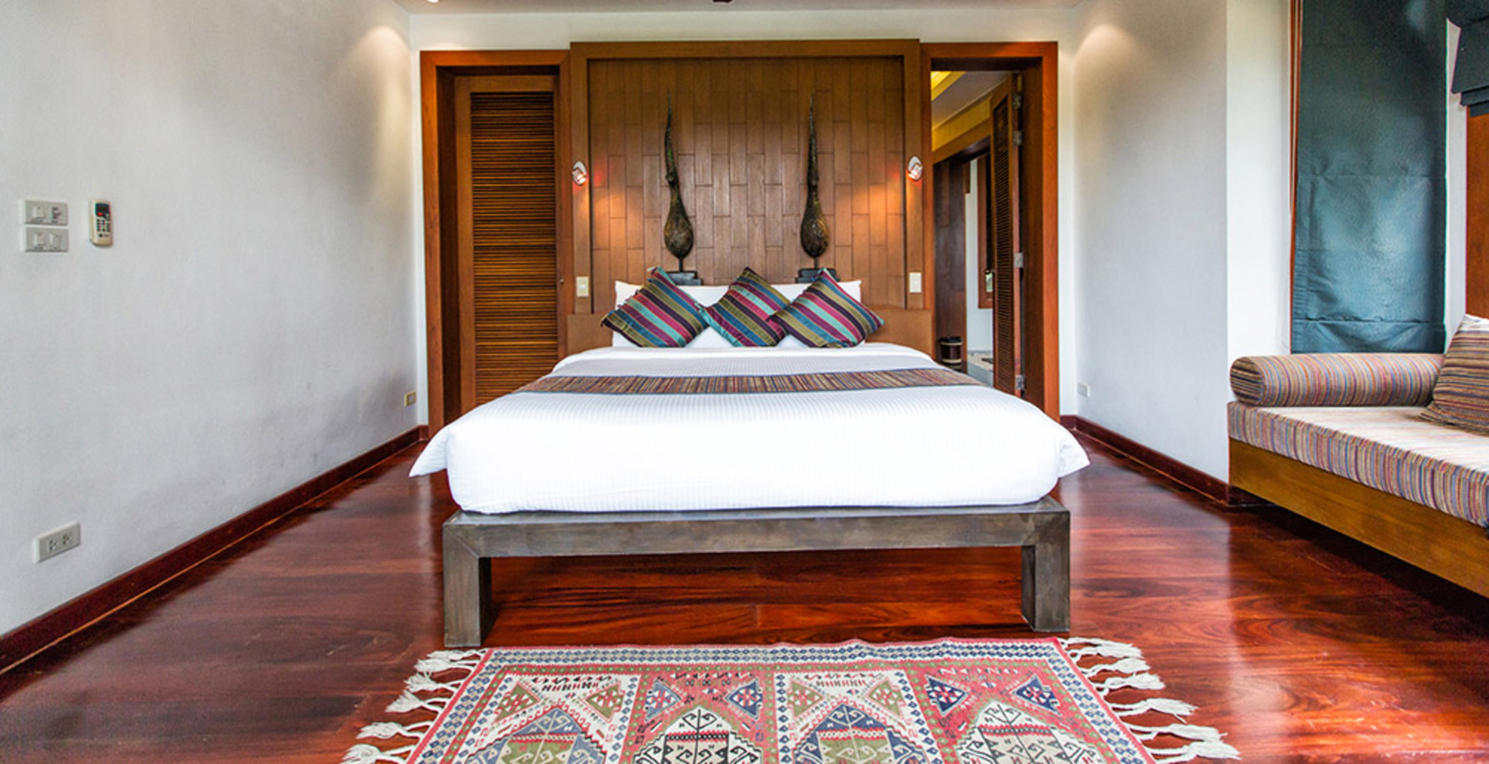 Siz ve Aileniz, bu 4 yatak odalı Lüks Phuket Villa, 1008'de kalarak Rüya gibi bir Tatil geçireceksiniz.
