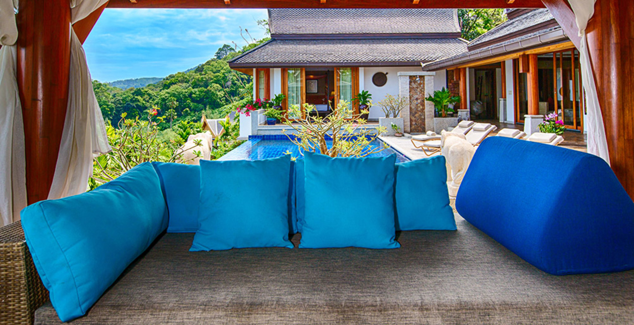 Siz ve Aileniz, bu 4 yatak odalı Lüks Phuket Villa, 1008'de kalarak Rüya gibi bir Tatil geçireceksiniz.