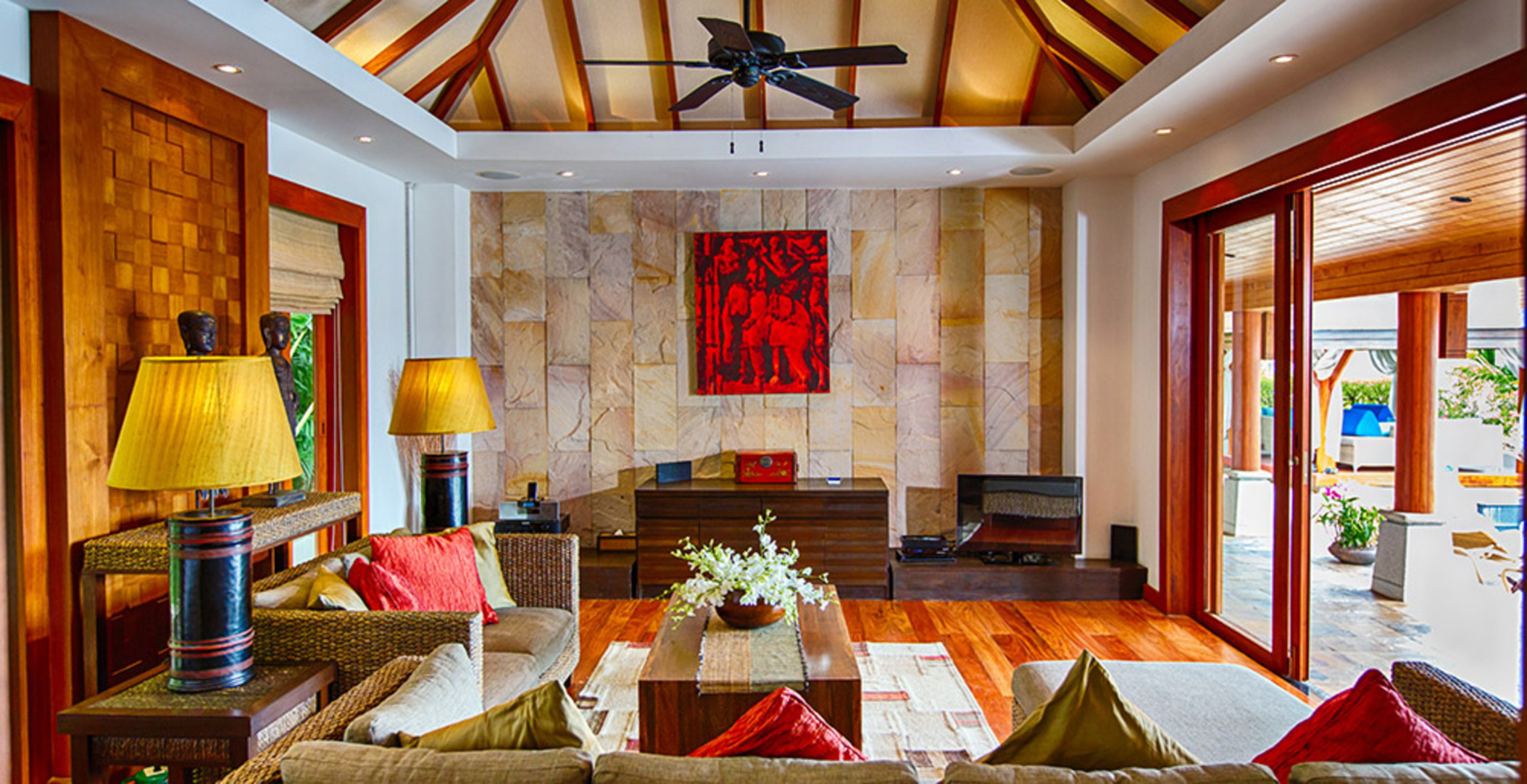 Siz ve Aileniz, bu 4 yatak odalı Lüks Phuket Villa, 1008'de kalarak Rüya gibi bir Tatil geçireceksiniz.