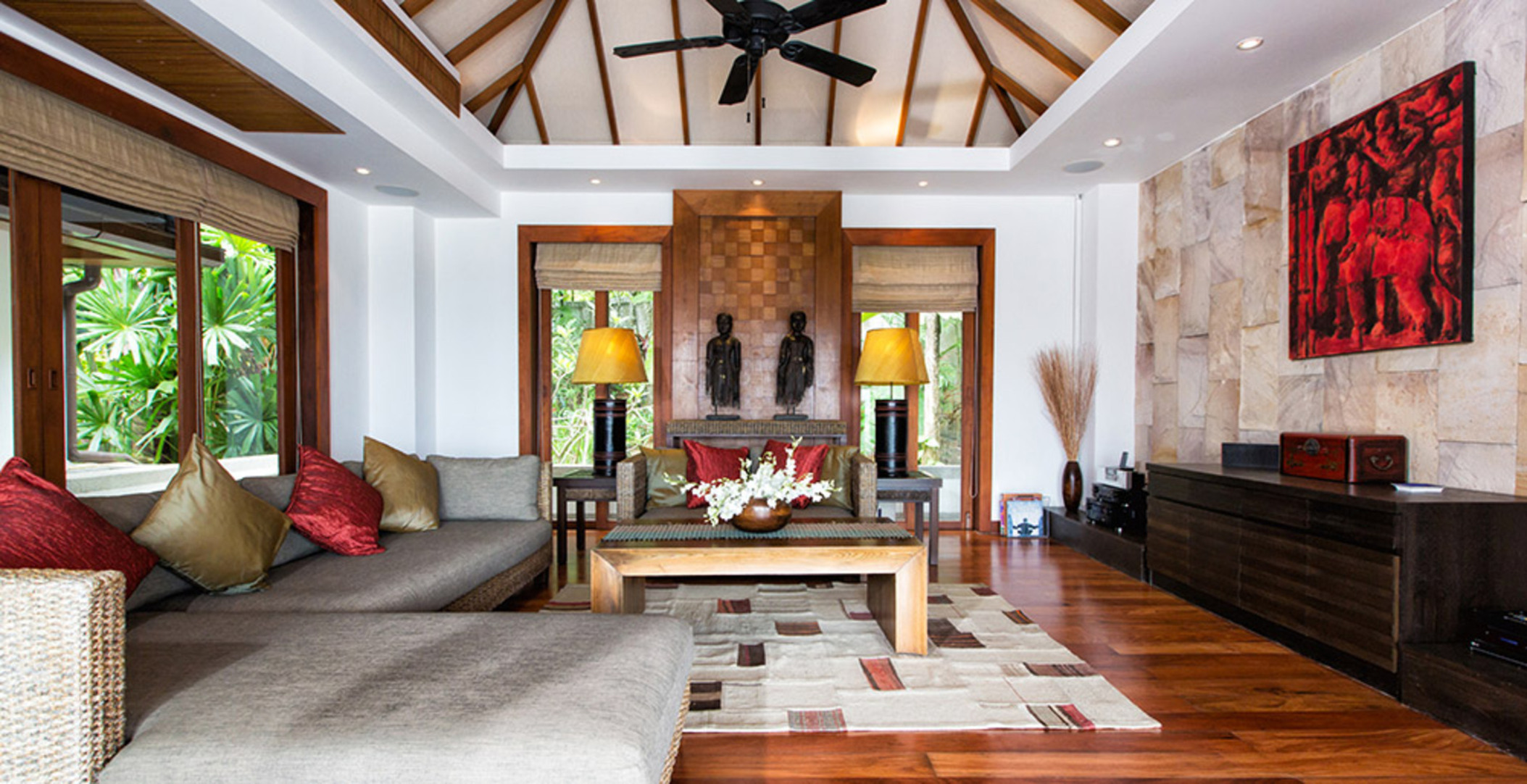 Siz ve Aileniz, bu 4 yatak odalı Lüks Phuket Villa, 1008'de kalarak Rüya gibi bir Tatil geçireceksiniz.
