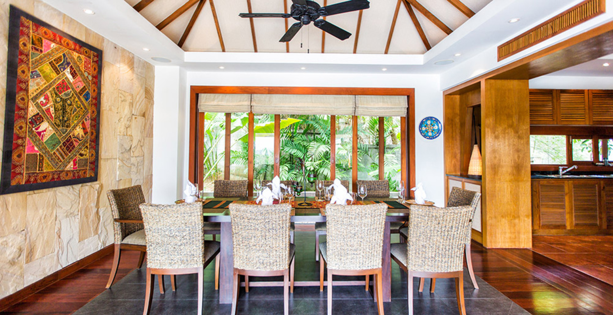 Siz ve Aileniz, bu 4 yatak odalı Lüks Phuket Villa, 1008'de kalarak Rüya gibi bir Tatil geçireceksiniz.