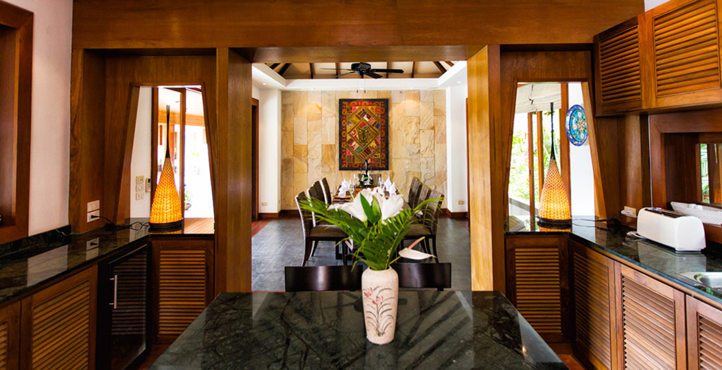 Siz ve Aileniz, bu 4 yatak odalı Lüks Phuket Villa, 1008'de kalarak Rüya gibi bir Tatil geçireceksiniz.