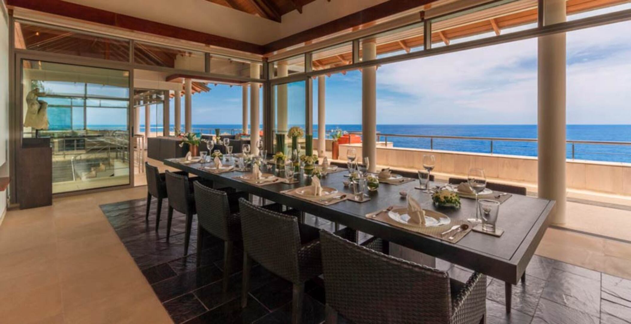 Siz ve Aileniz, bu 9 yatak odalı Lüks Phuket Villa 1013'te kalarak Rüya gibi bir Tatil geçireceksiniz.
