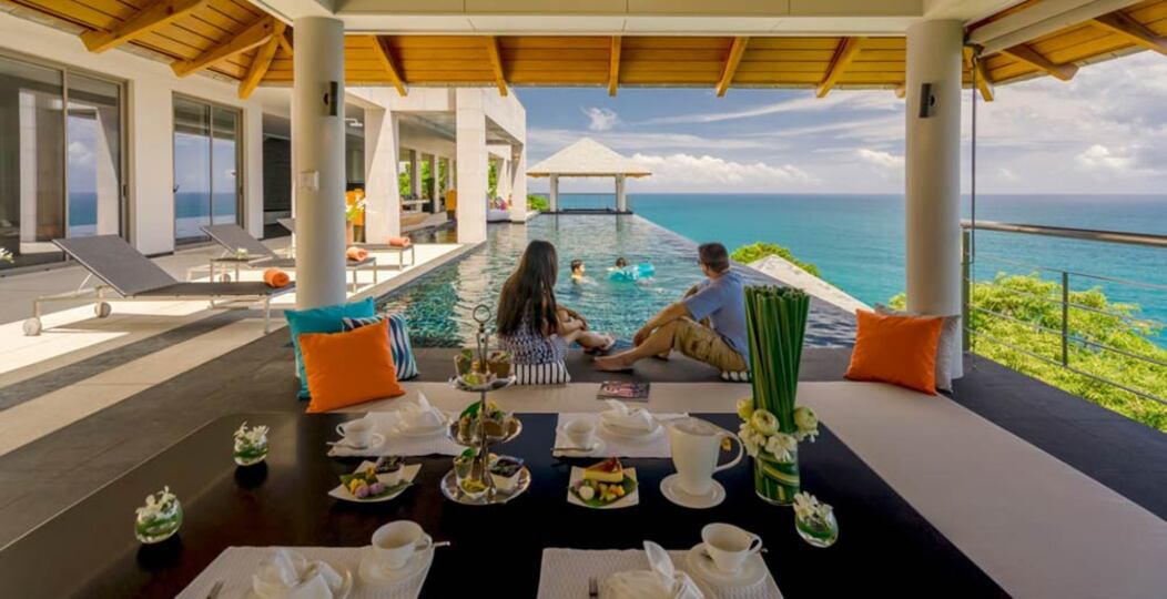Siz ve Aileniz, bu 9 yatak odalı Lüks Phuket Villa 1013'te kalarak Rüya gibi bir Tatil geçireceksiniz.