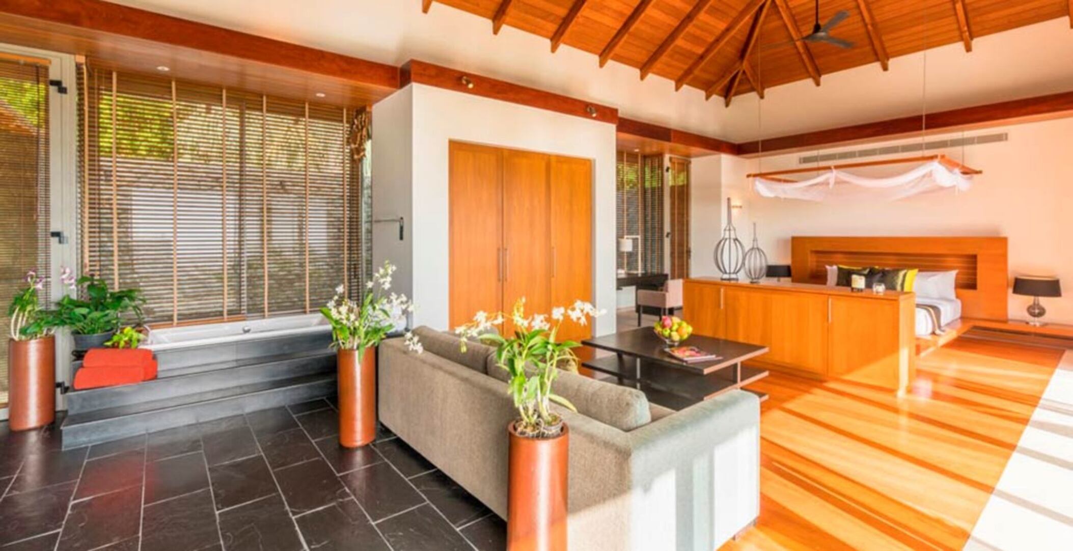 Siz ve Aileniz, bu 9 yatak odalı Lüks Phuket Villa 1013'te kalarak Rüya gibi bir Tatil geçireceksiniz.
