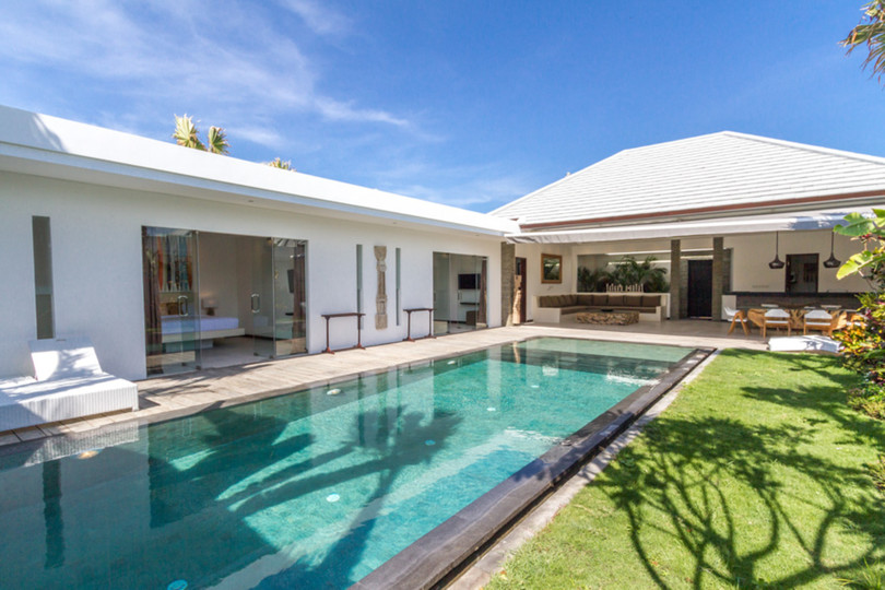 Ailenizin Seminyak'ın Başlıca Gezilecek Yerlerine Yakın 3 Yatak Odalı Lüks Bir Tatil Villası Kiraladığını Düşünün, Bali Villa 1157