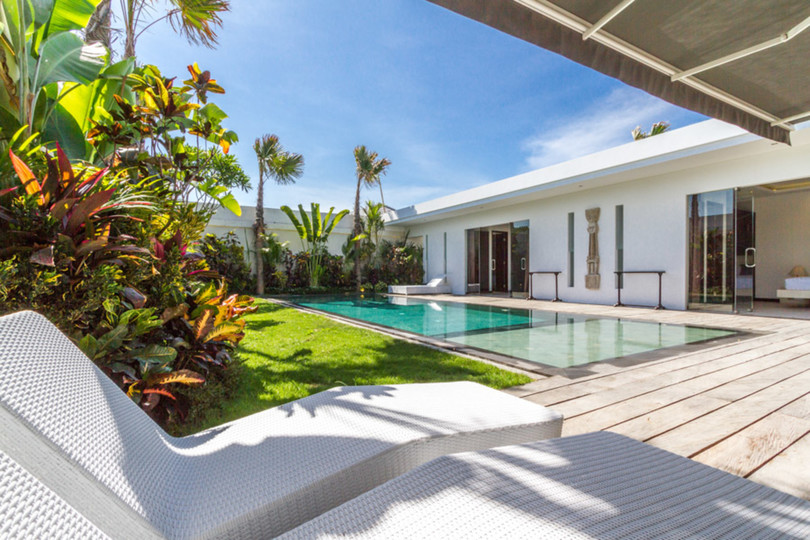 Ailenizin Seminyak'ın Başlıca Gezilecek Yerlerine Yakın 3 Yatak Odalı Lüks Bir Tatil Villası Kiraladığını Düşünün, Bali Villa 1157