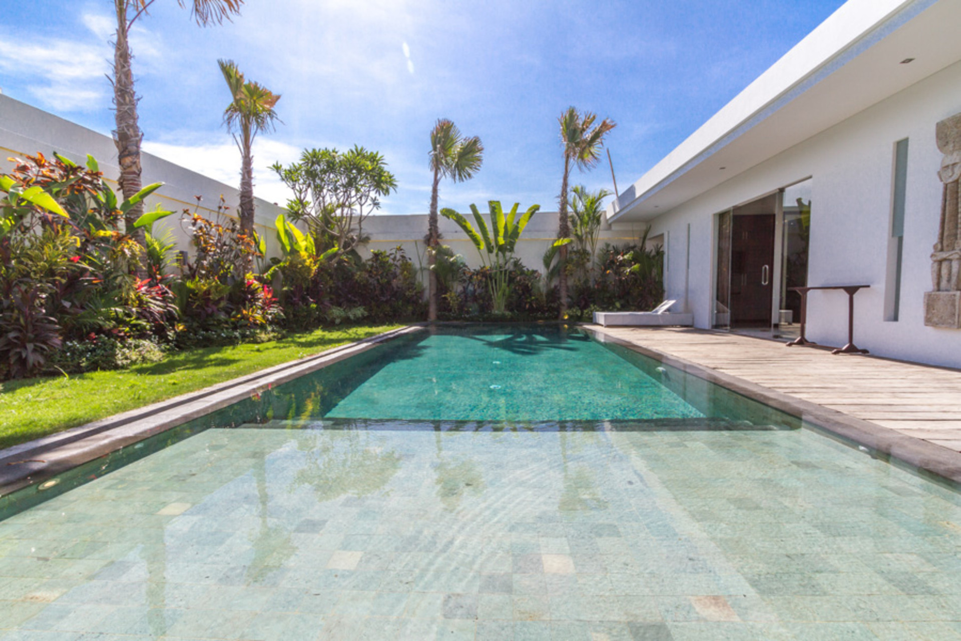 Ailenizin Seminyak'ın Başlıca Gezilecek Yerlerine Yakın 3 Yatak Odalı Lüks Bir Tatil Villası Kiraladığını Düşünün, Bali Villa 1157