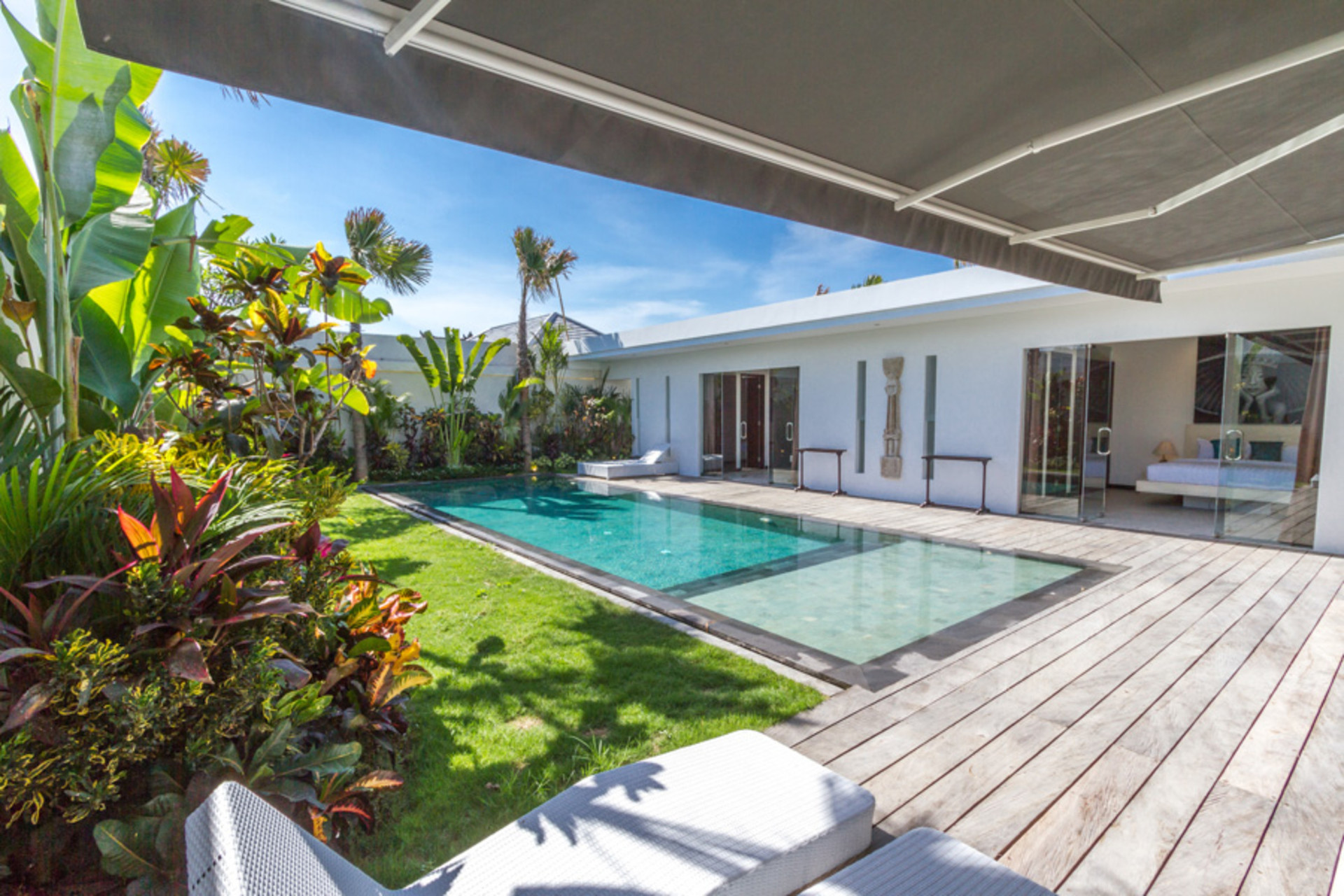 Ailenizin Seminyak'ın Başlıca Gezilecek Yerlerine Yakın 3 Yatak Odalı Lüks Bir Tatil Villası Kiraladığını Düşünün, Bali Villa 1157