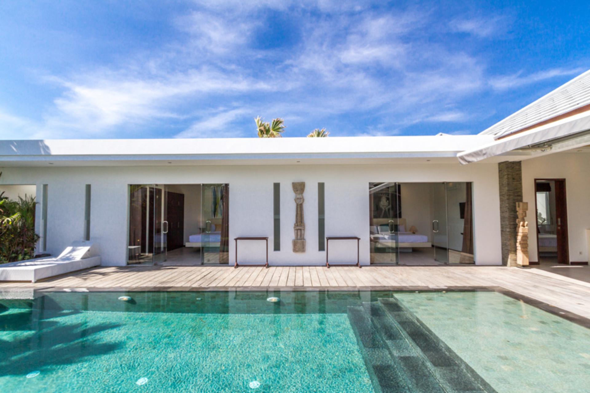 Ailenizin Seminyak'ın Başlıca Gezilecek Yerlerine Yakın 3 Yatak Odalı Lüks Bir Tatil Villası Kiraladığını Düşünün, Bali Villa 1157