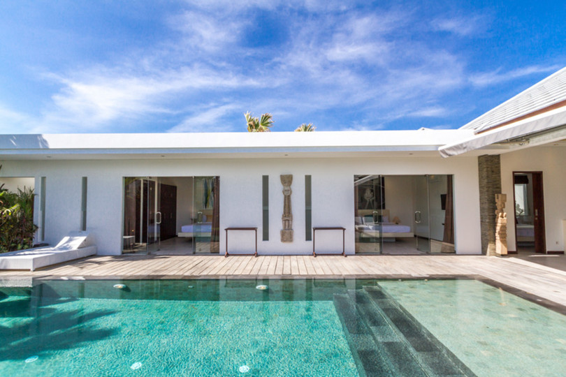 Ailenizin Seminyak'ın Başlıca Gezilecek Yerlerine Yakın 3 Yatak Odalı Lüks Bir Tatil Villası Kiraladığını Düşünün, Bali Villa 1157