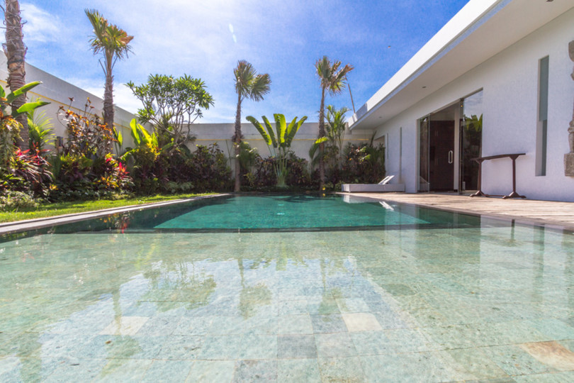 Ailenizin Seminyak'ın Başlıca Gezilecek Yerlerine Yakın 3 Yatak Odalı Lüks Bir Tatil Villası Kiraladığını Düşünün, Bali Villa 1157
