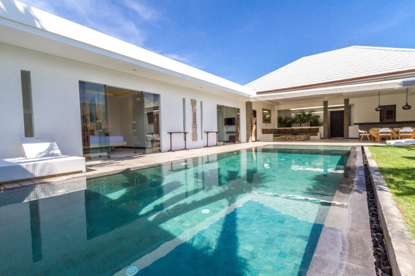 Ailenizin Seminyak'ın Başlıca Gezilecek Yerlerine Yakın 3 Yatak Odalı Lüks Bir Tatil Villası Kiraladığını Düşünün, Bali Villa 1157