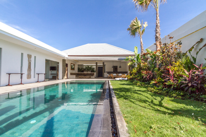 Ailenizin Seminyak'ın Başlıca Gezilecek Yerlerine Yakın 3 Yatak Odalı Lüks Bir Tatil Villası Kiraladığını Düşünün, Bali Villa 1157