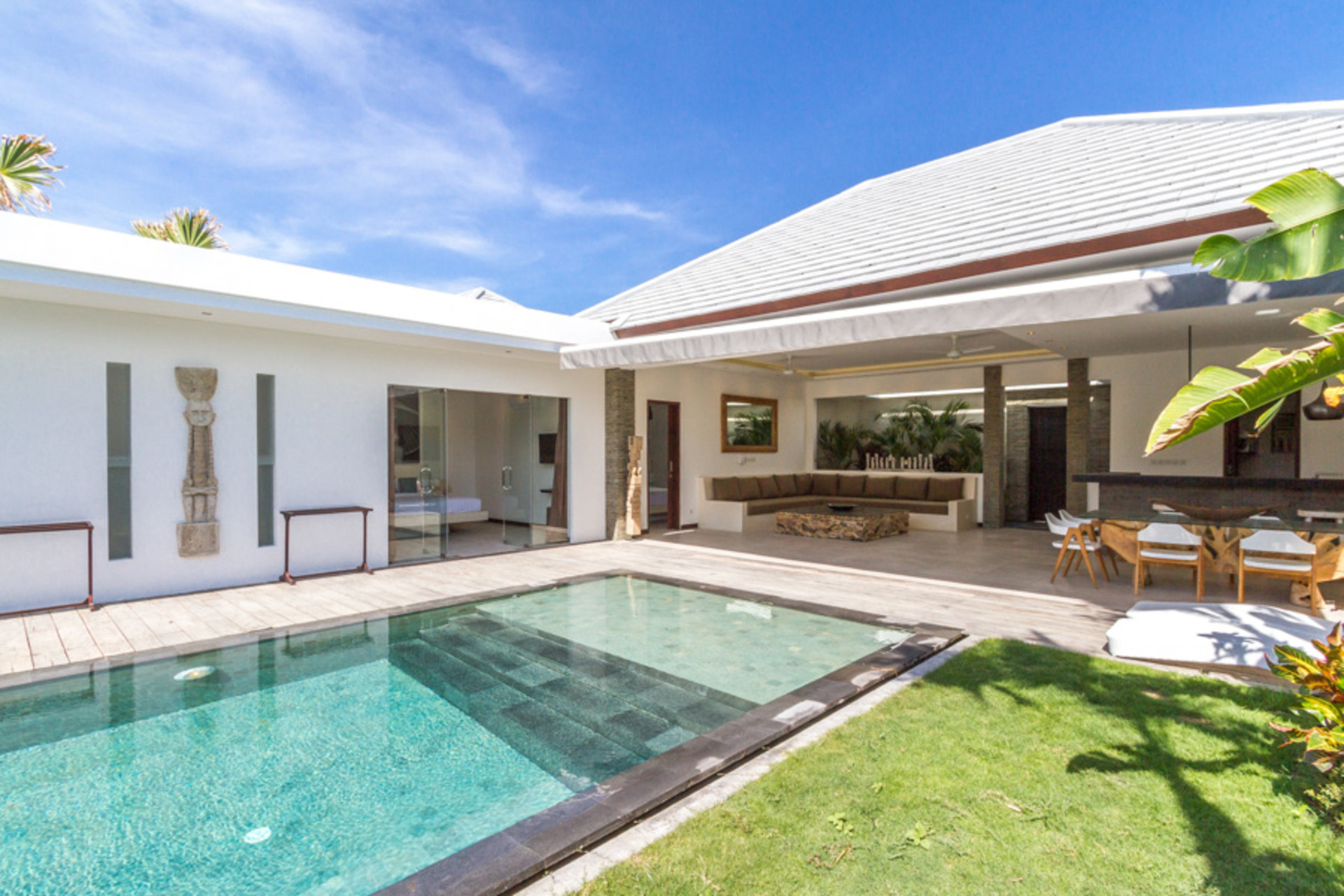 Ailenizin Seminyak'ın Başlıca Gezilecek Yerlerine Yakın 3 Yatak Odalı Lüks Bir Tatil Villası Kiraladığını Düşünün, Bali Villa 1157