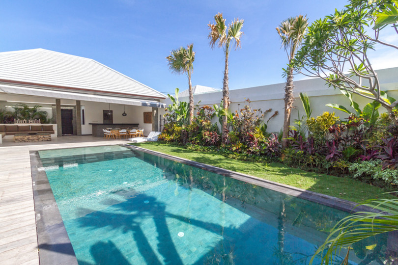 Ailenizin Seminyak'ın Başlıca Gezilecek Yerlerine Yakın 3 Yatak Odalı Lüks Bir Tatil Villası Kiraladığını Düşünün, Bali Villa 1157