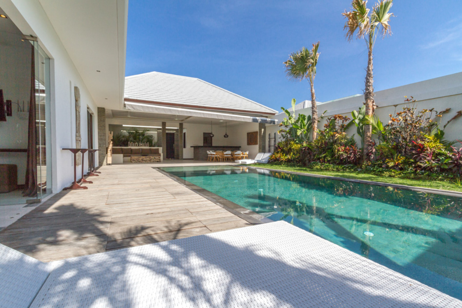 Ailenizin Seminyak'ın Başlıca Gezilecek Yerlerine Yakın 3 Yatak Odalı Lüks Bir Tatil Villası Kiraladığını Düşünün, Bali Villa 1157