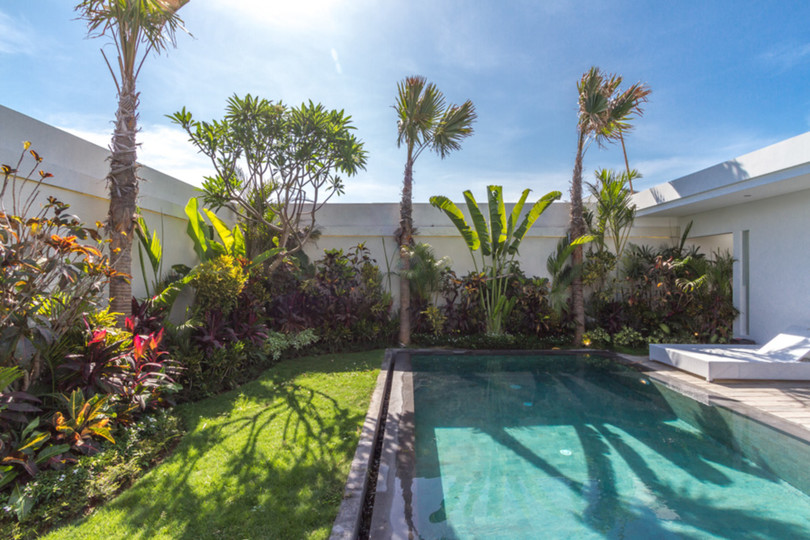 Ailenizin Seminyak'ın Başlıca Gezilecek Yerlerine Yakın 3 Yatak Odalı Lüks Bir Tatil Villası Kiraladığını Düşünün, Bali Villa 1157