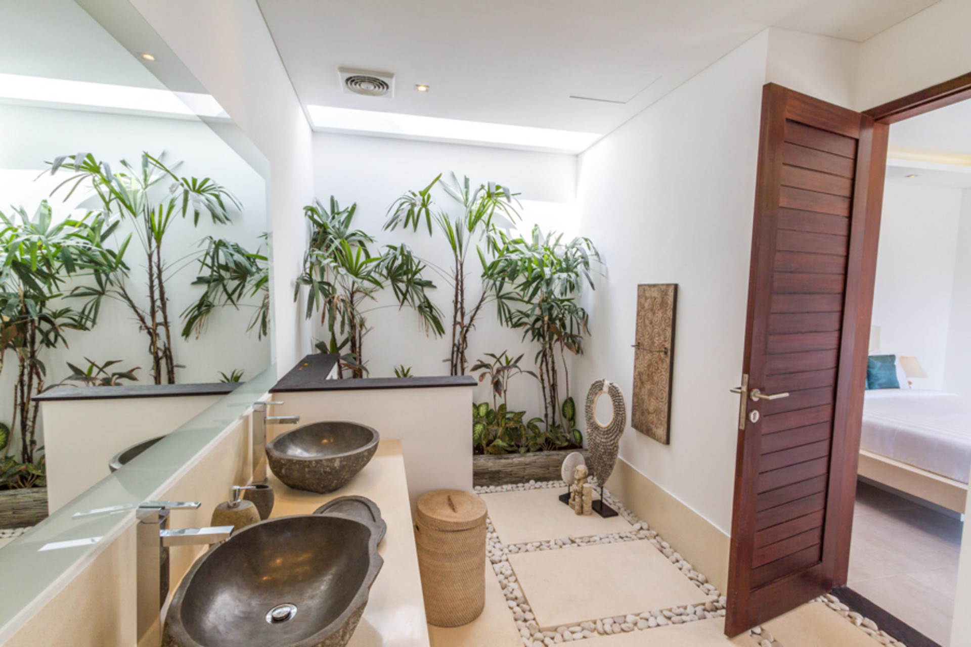 Ailenizin Seminyak'ın Başlıca Gezilecek Yerlerine Yakın 3 Yatak Odalı Lüks Bir Tatil Villası Kiraladığını Düşünün, Bali Villa 1157