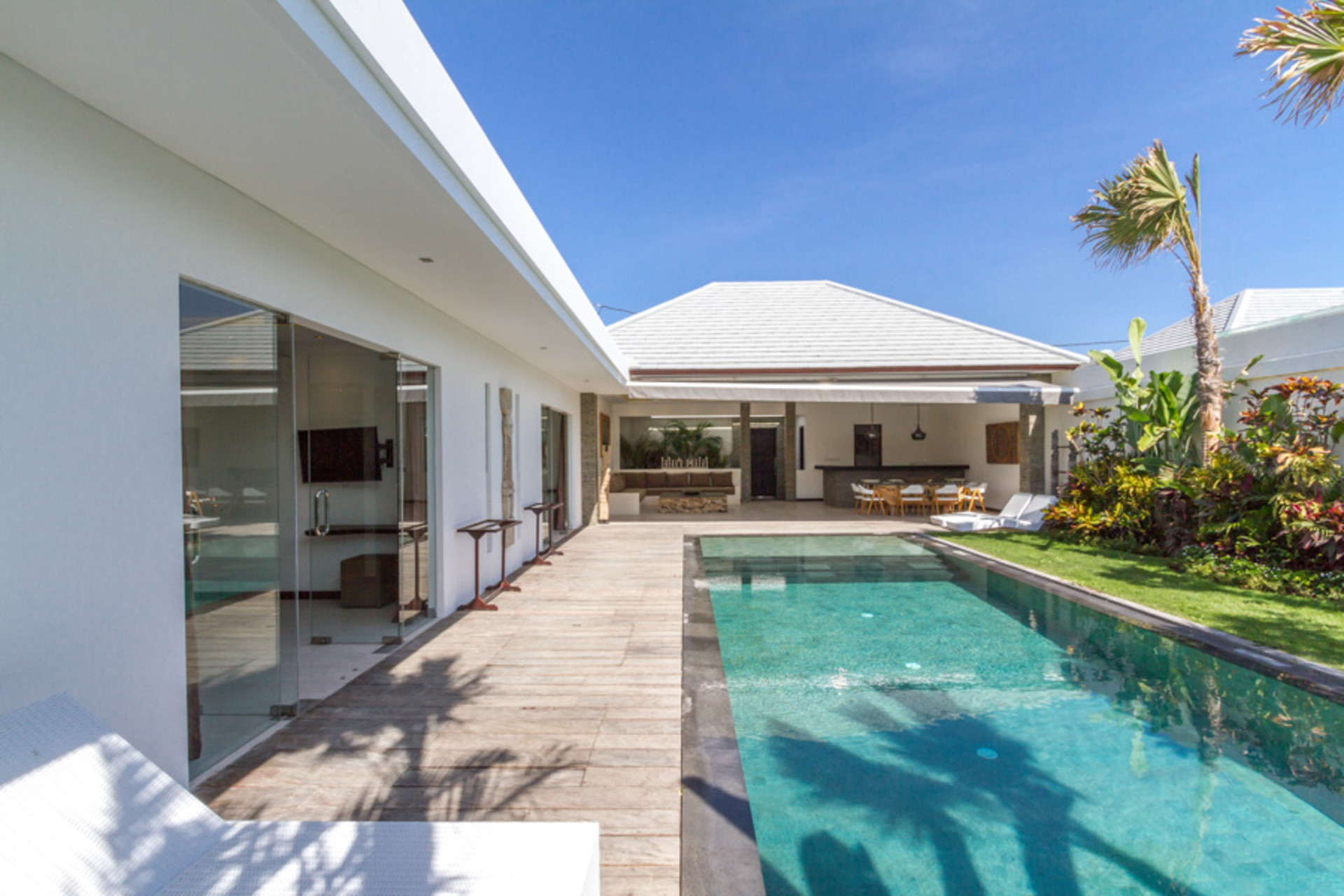 Ailenizin Seminyak'ın Başlıca Gezilecek Yerlerine Yakın 3 Yatak Odalı Lüks Bir Tatil Villası Kiraladığını Düşünün, Bali Villa 1157