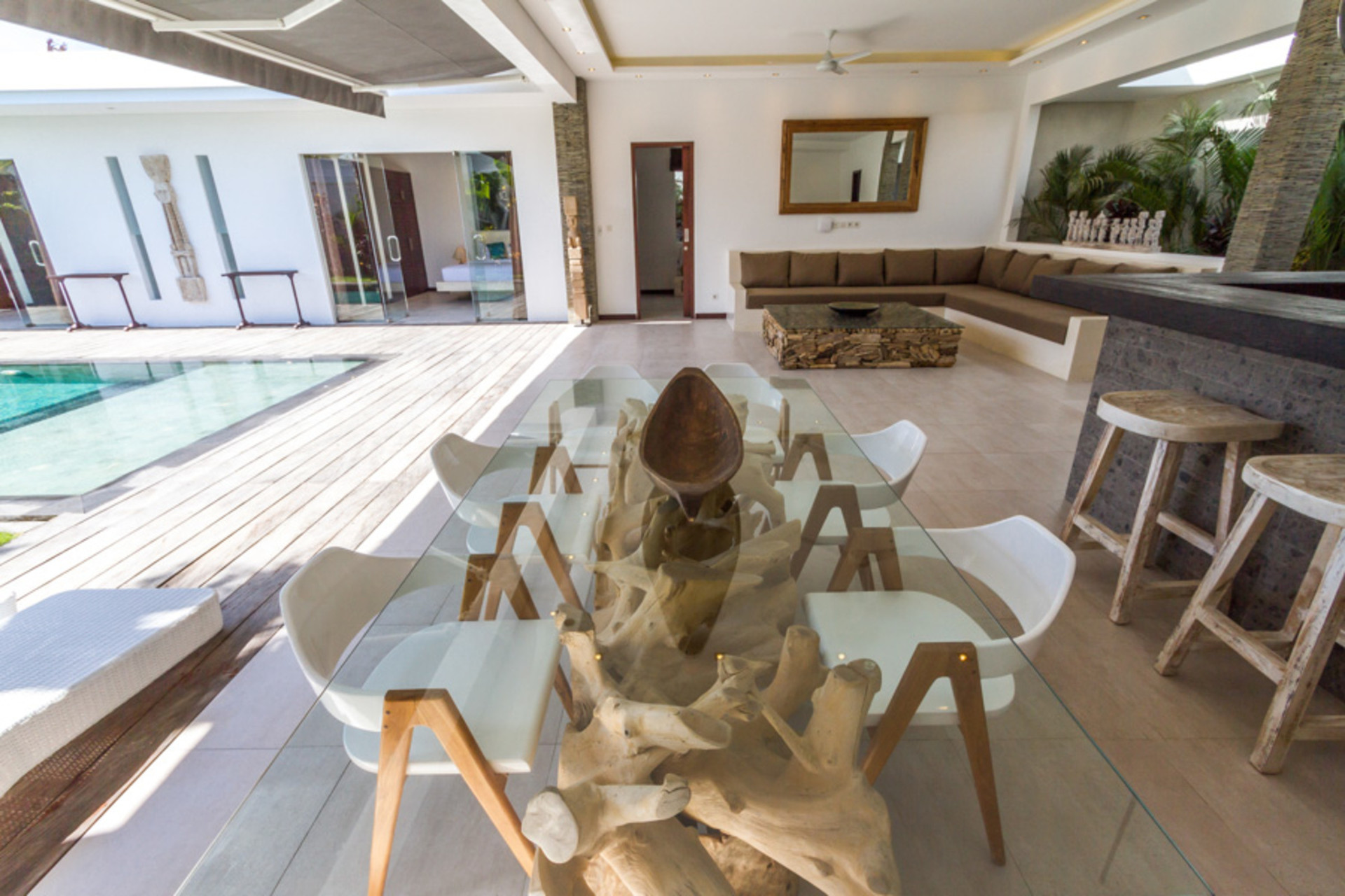 Ailenizin Seminyak'ın Başlıca Gezilecek Yerlerine Yakın 3 Yatak Odalı Lüks Bir Tatil Villası Kiraladığını Düşünün, Bali Villa 1157