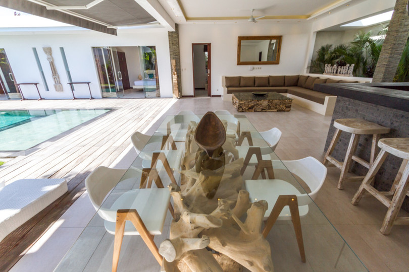 Ailenizin Seminyak'ın Başlıca Gezilecek Yerlerine Yakın 3 Yatak Odalı Lüks Bir Tatil Villası Kiraladığını Düşünün, Bali Villa 1157