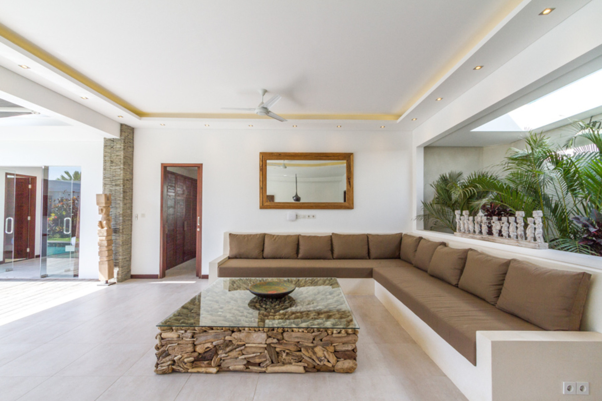 Ailenizin Seminyak'ın Başlıca Gezilecek Yerlerine Yakın 3 Yatak Odalı Lüks Bir Tatil Villası Kiraladığını Düşünün, Bali Villa 1157