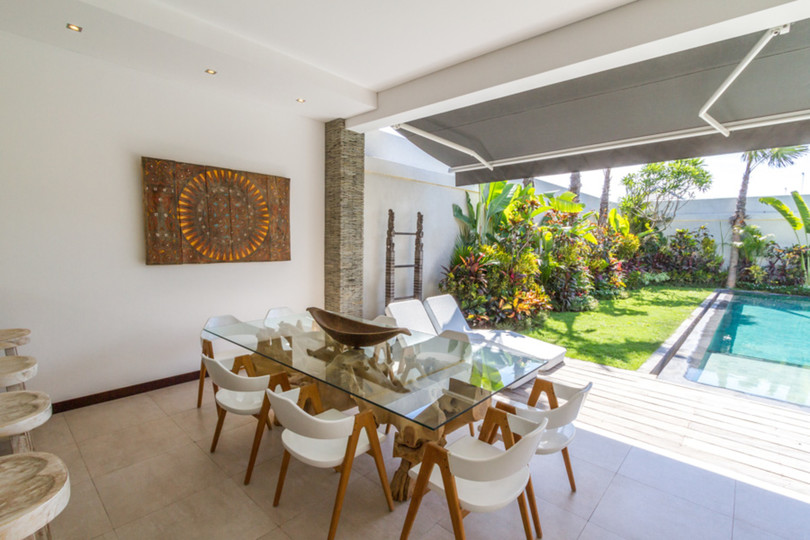 Ailenizin Seminyak'ın Başlıca Gezilecek Yerlerine Yakın 3 Yatak Odalı Lüks Bir Tatil Villası Kiraladığını Düşünün, Bali Villa 1157