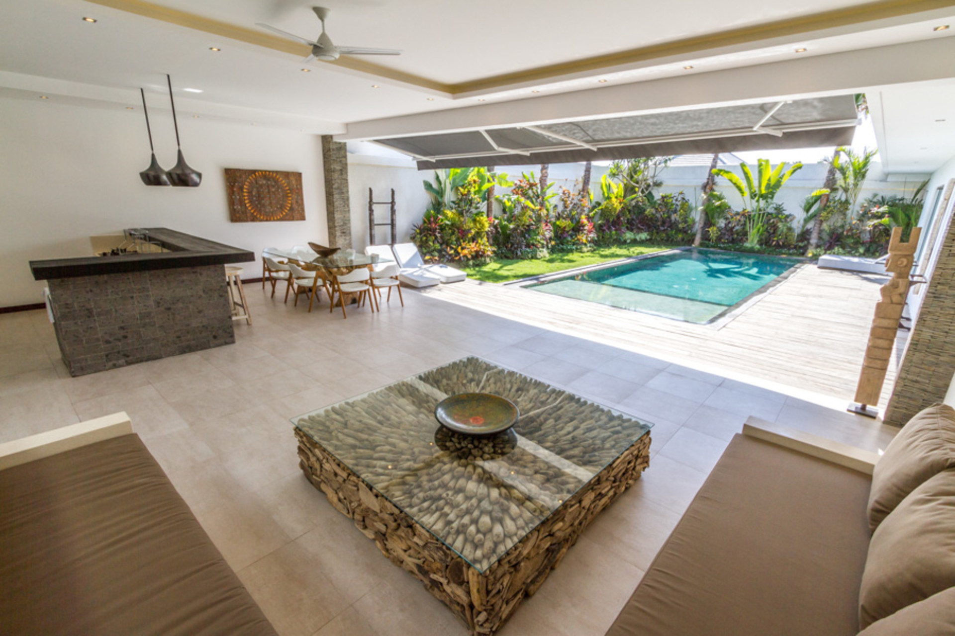 Ailenizin Seminyak'ın Başlıca Gezilecek Yerlerine Yakın 3 Yatak Odalı Lüks Bir Tatil Villası Kiraladığını Düşünün, Bali Villa 1157