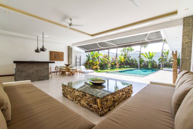 Ailenizin Seminyak'ın Başlıca Gezilecek Yerlerine Yakın 3 Yatak Odalı Lüks Bir Tatil Villası Kiraladığını Düşünün, Bali Villa 1157