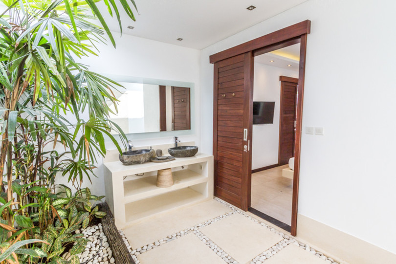 Ailenizin Seminyak'ın Başlıca Gezilecek Yerlerine Yakın 3 Yatak Odalı Lüks Bir Tatil Villası Kiraladığını Düşünün, Bali Villa 1157