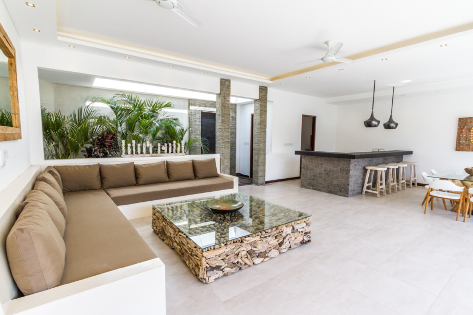 Ailenizin Seminyak'ın Başlıca Gezilecek Yerlerine Yakın 3 Yatak Odalı Lüks Bir Tatil Villası Kiraladığını Düşünün, Bali Villa 1157