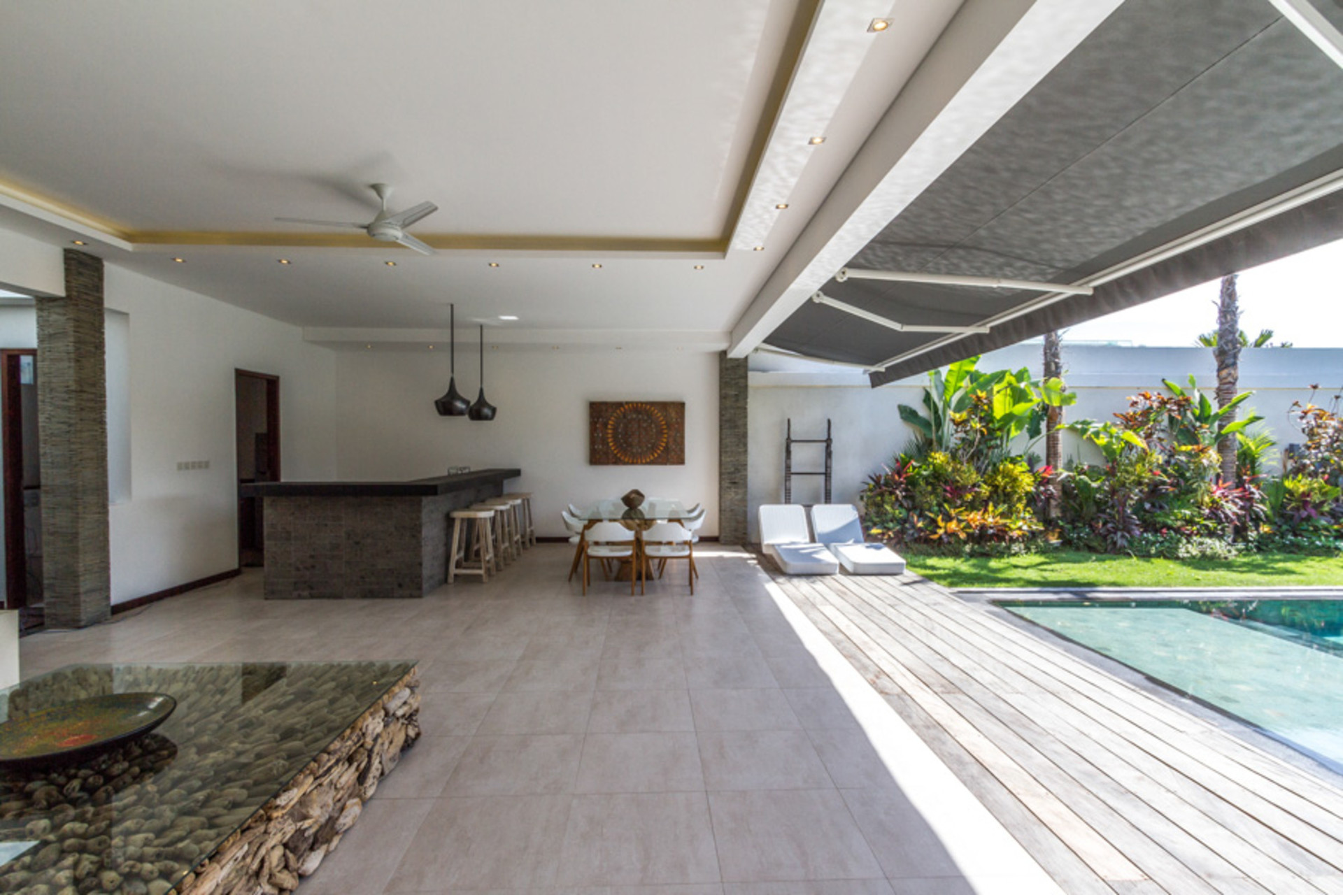 Ailenizin Seminyak'ın Başlıca Gezilecek Yerlerine Yakın 3 Yatak Odalı Lüks Bir Tatil Villası Kiraladığını Düşünün, Bali Villa 1157