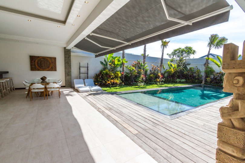 Ailenizin Seminyak'ın Başlıca Gezilecek Yerlerine Yakın 3 Yatak Odalı Lüks Bir Tatil Villası Kiraladığını Düşünün, Bali Villa 1157
