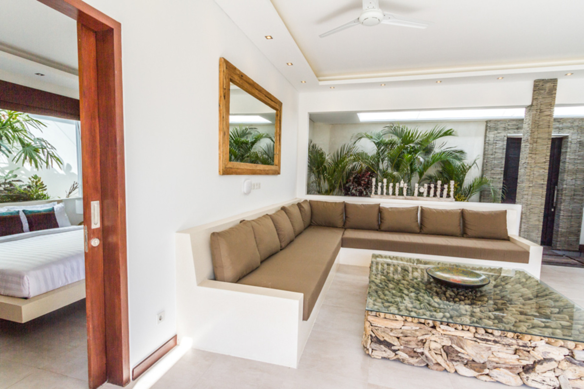 Ailenizin Seminyak'ın Başlıca Gezilecek Yerlerine Yakın 3 Yatak Odalı Lüks Bir Tatil Villası Kiraladığını Düşünün, Bali Villa 1157