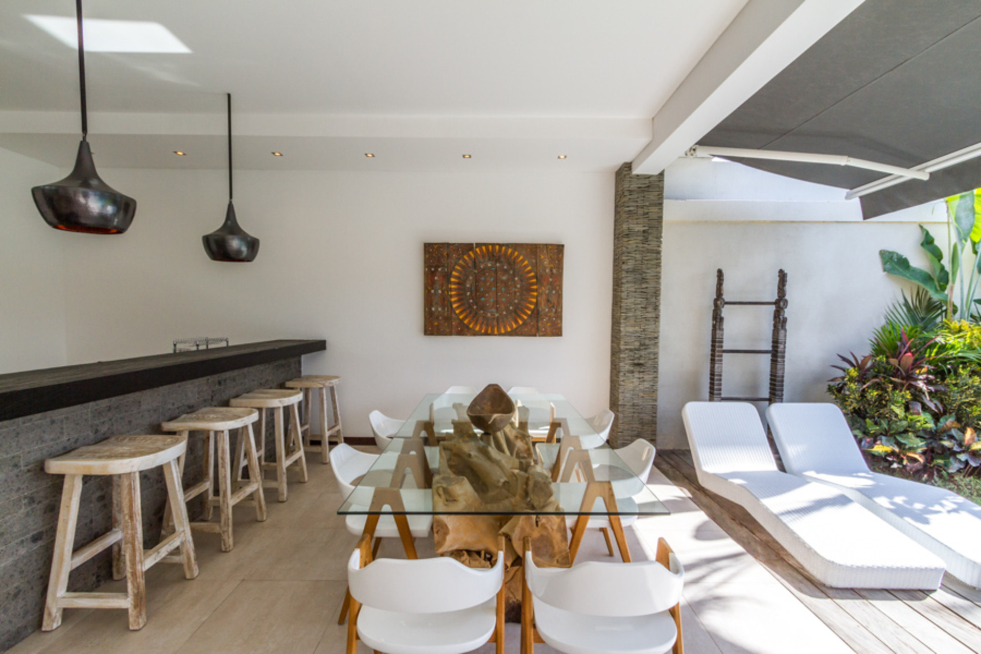 Ailenizin Seminyak'ın Başlıca Gezilecek Yerlerine Yakın 3 Yatak Odalı Lüks Bir Tatil Villası Kiraladığını Düşünün, Bali Villa 1157