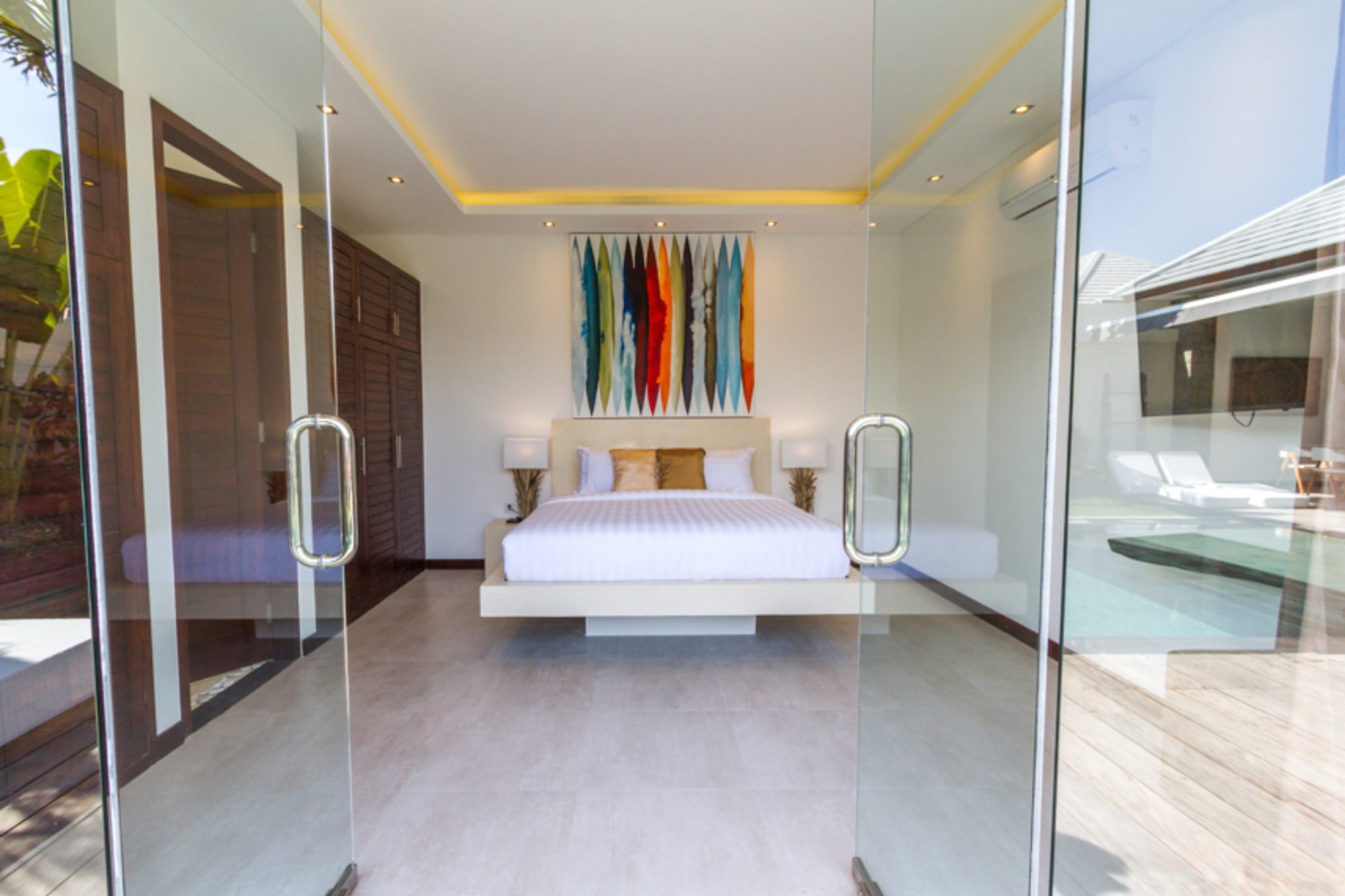 Ailenizin Seminyak'ın Başlıca Gezilecek Yerlerine Yakın 3 Yatak Odalı Lüks Bir Tatil Villası Kiraladığını Düşünün, Bali Villa 1157
