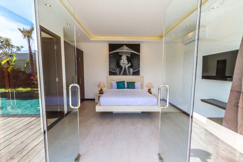 Ailenizin Seminyak'ın Başlıca Gezilecek Yerlerine Yakın 3 Yatak Odalı Lüks Bir Tatil Villası Kiraladığını Düşünün, Bali Villa 1157