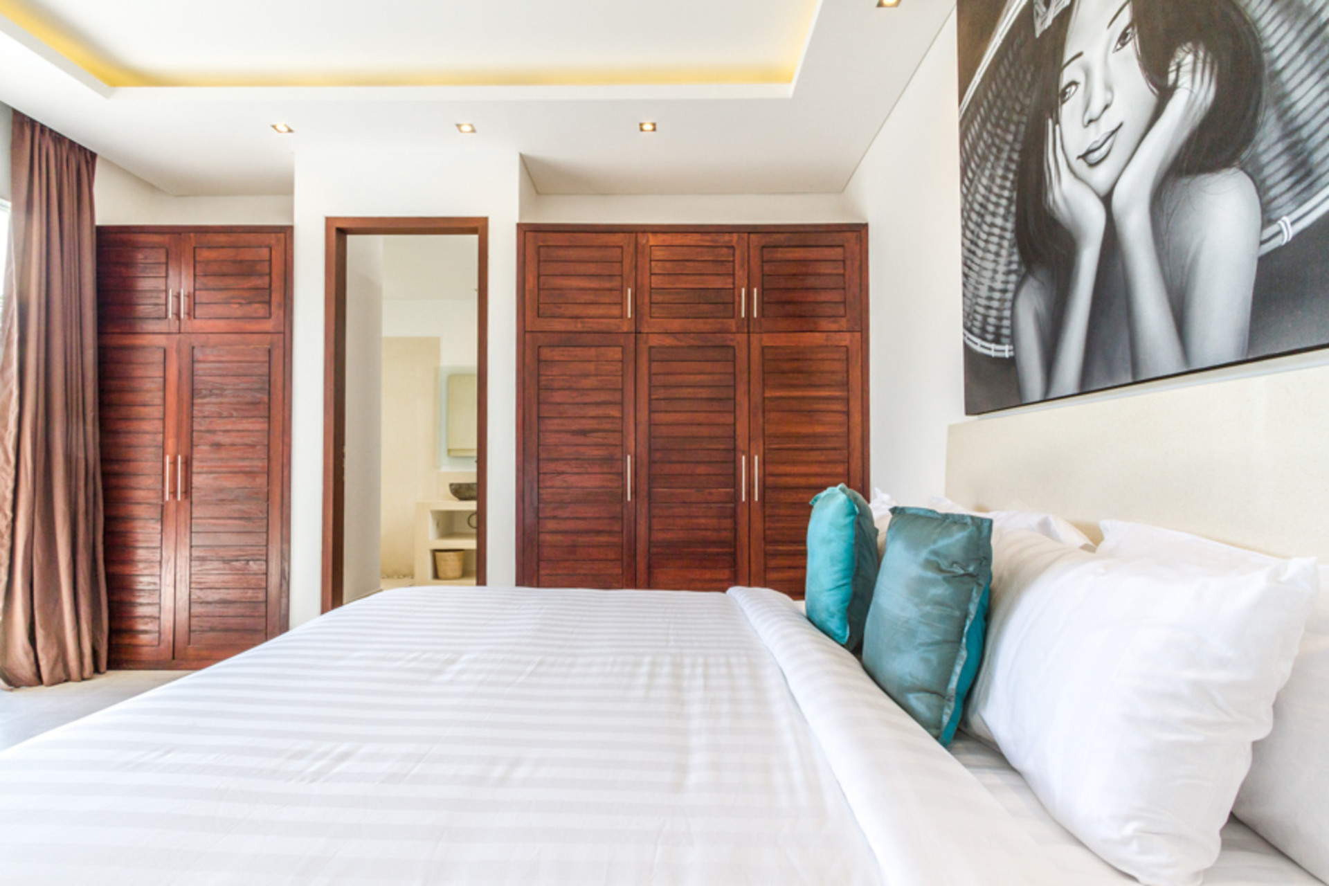 Ailenizin Seminyak'ın Başlıca Gezilecek Yerlerine Yakın 3 Yatak Odalı Lüks Bir Tatil Villası Kiraladığını Düşünün, Bali Villa 1157