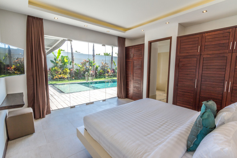 Ailenizin Seminyak'ın Başlıca Gezilecek Yerlerine Yakın 3 Yatak Odalı Lüks Bir Tatil Villası Kiraladığını Düşünün, Bali Villa 1157