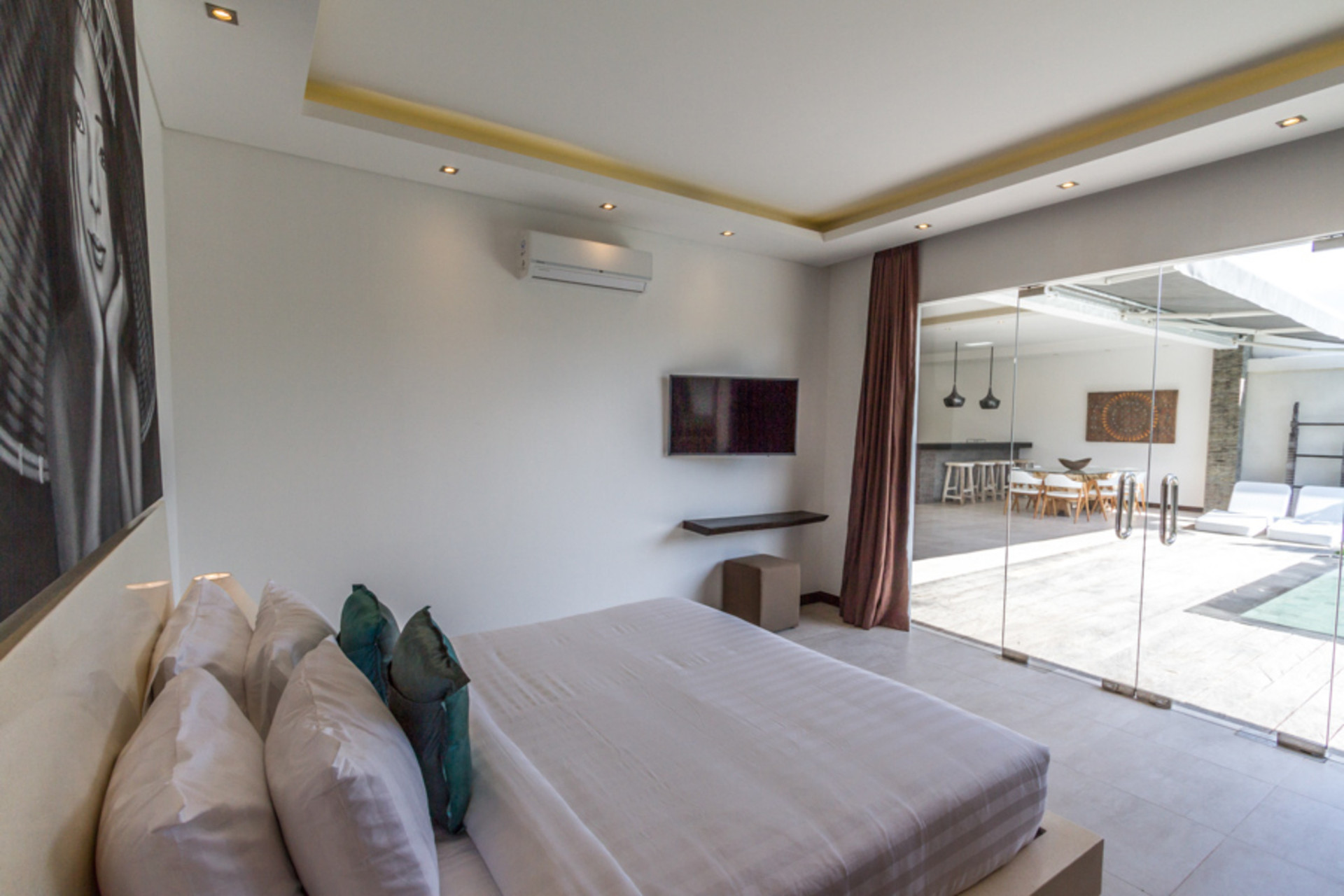 Ailenizin Seminyak'ın Başlıca Gezilecek Yerlerine Yakın 3 Yatak Odalı Lüks Bir Tatil Villası Kiraladığını Düşünün, Bali Villa 1157