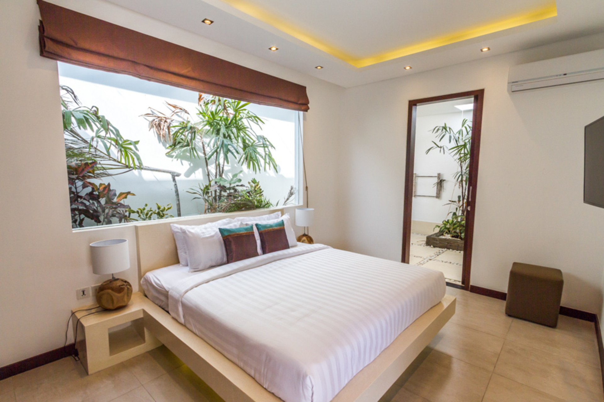 Ailenizin Seminyak'ın Başlıca Gezilecek Yerlerine Yakın 3 Yatak Odalı Lüks Bir Tatil Villası Kiraladığını Düşünün, Bali Villa 1157
