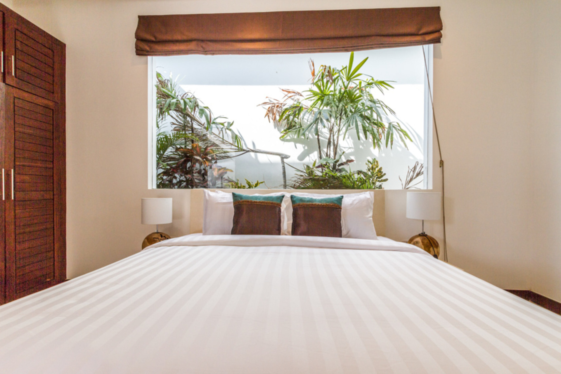 Ailenizin Seminyak'ın Başlıca Gezilecek Yerlerine Yakın 3 Yatak Odalı Lüks Bir Tatil Villası Kiraladığını Düşünün, Bali Villa 1157