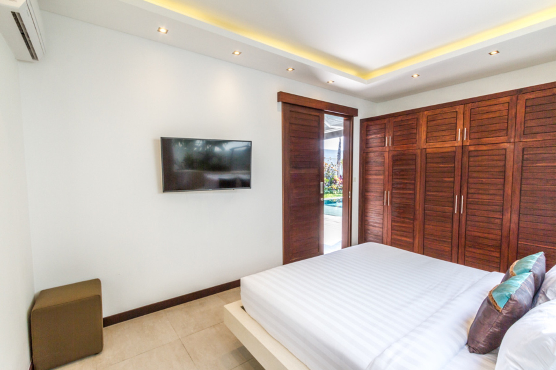 Ailenizin Seminyak'ın Başlıca Gezilecek Yerlerine Yakın 3 Yatak Odalı Lüks Bir Tatil Villası Kiraladığını Düşünün, Bali Villa 1157