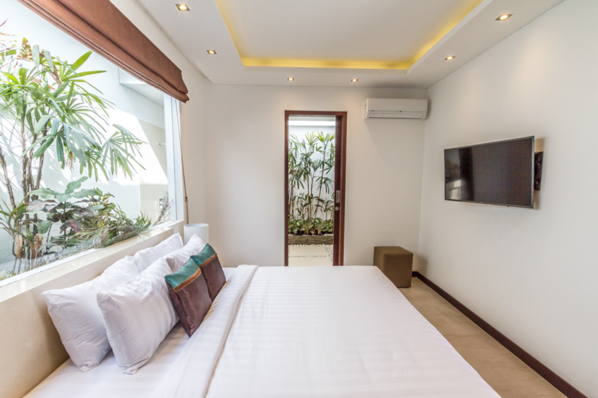 Ailenizin Seminyak'ın Başlıca Gezilecek Yerlerine Yakın 3 Yatak Odalı Lüks Bir Tatil Villası Kiraladığını Düşünün, Bali Villa 1157