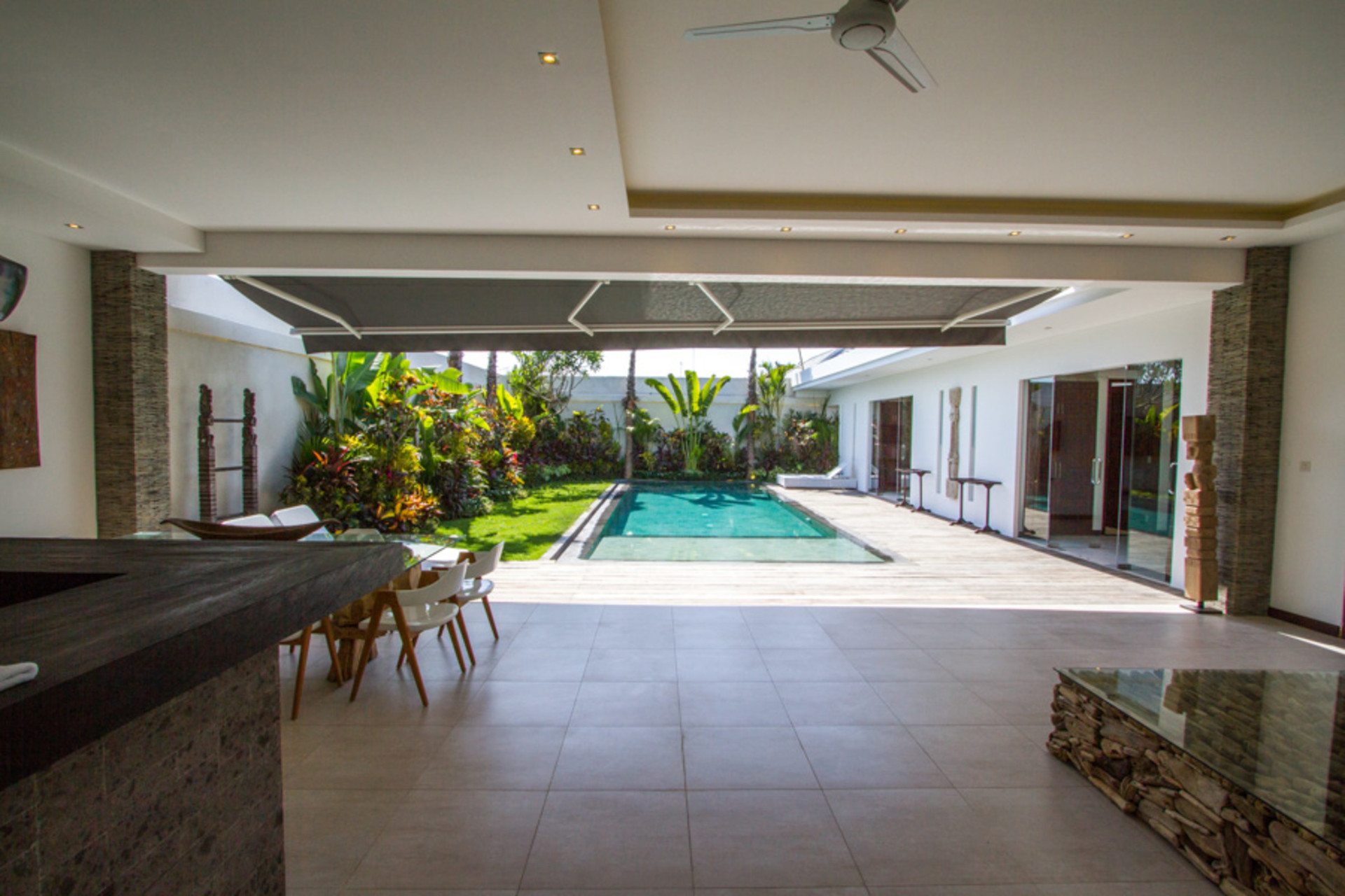Ailenizin Seminyak'ın Başlıca Gezilecek Yerlerine Yakın 3 Yatak Odalı Lüks Bir Tatil Villası Kiraladığını Düşünün, Bali Villa 1157