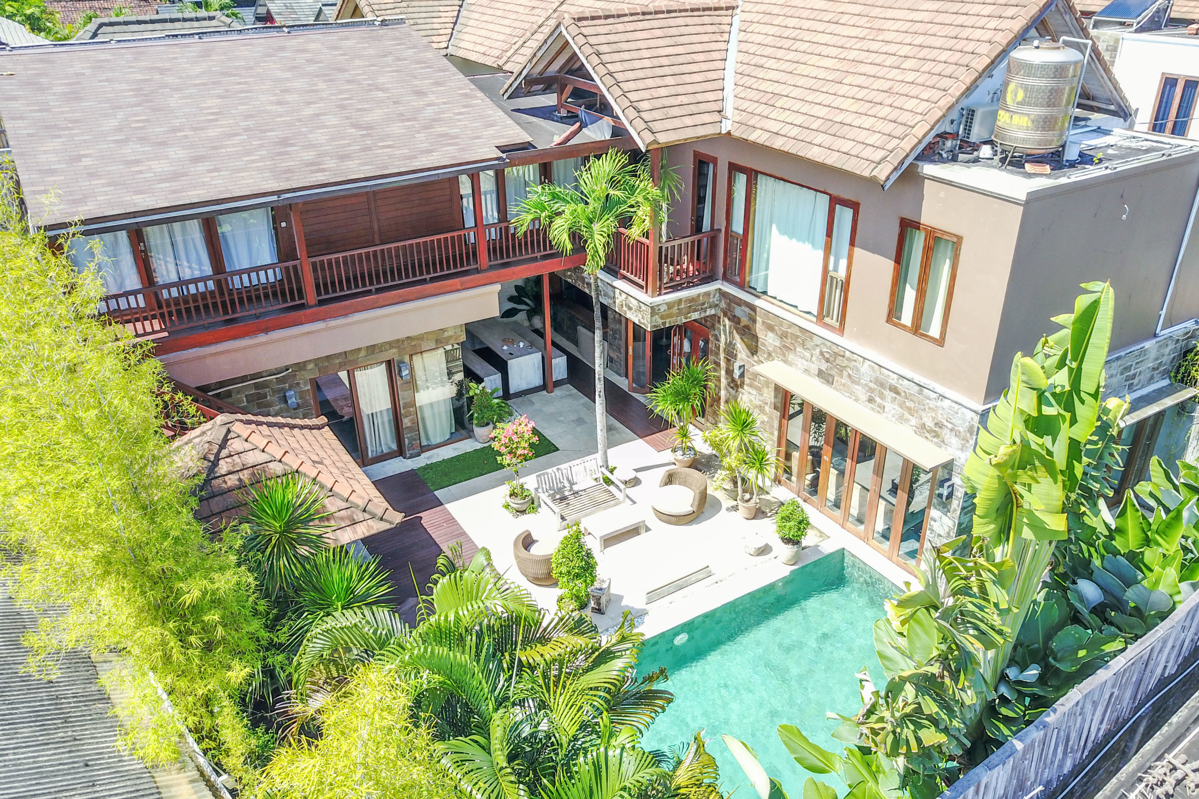 Ailenizin Seminyak'ın Başlıca Gezilecek Yerlerine Yakın 5 Yatak Odalı Lüks Bir Tatil Villası Kiraladığını Düşünün, Bali Villa 1167